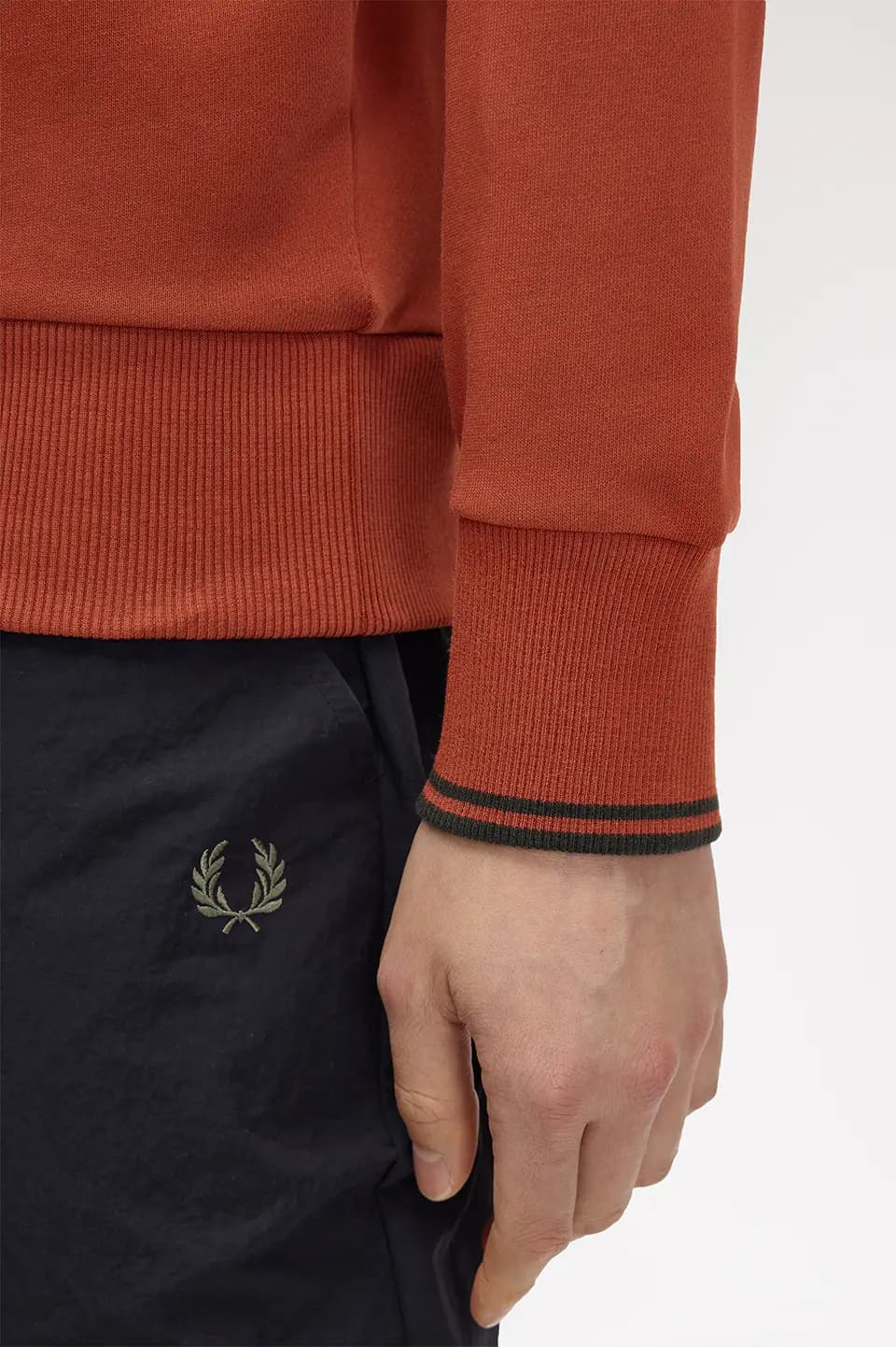 BASIC C-NECK SWEATSHIRT