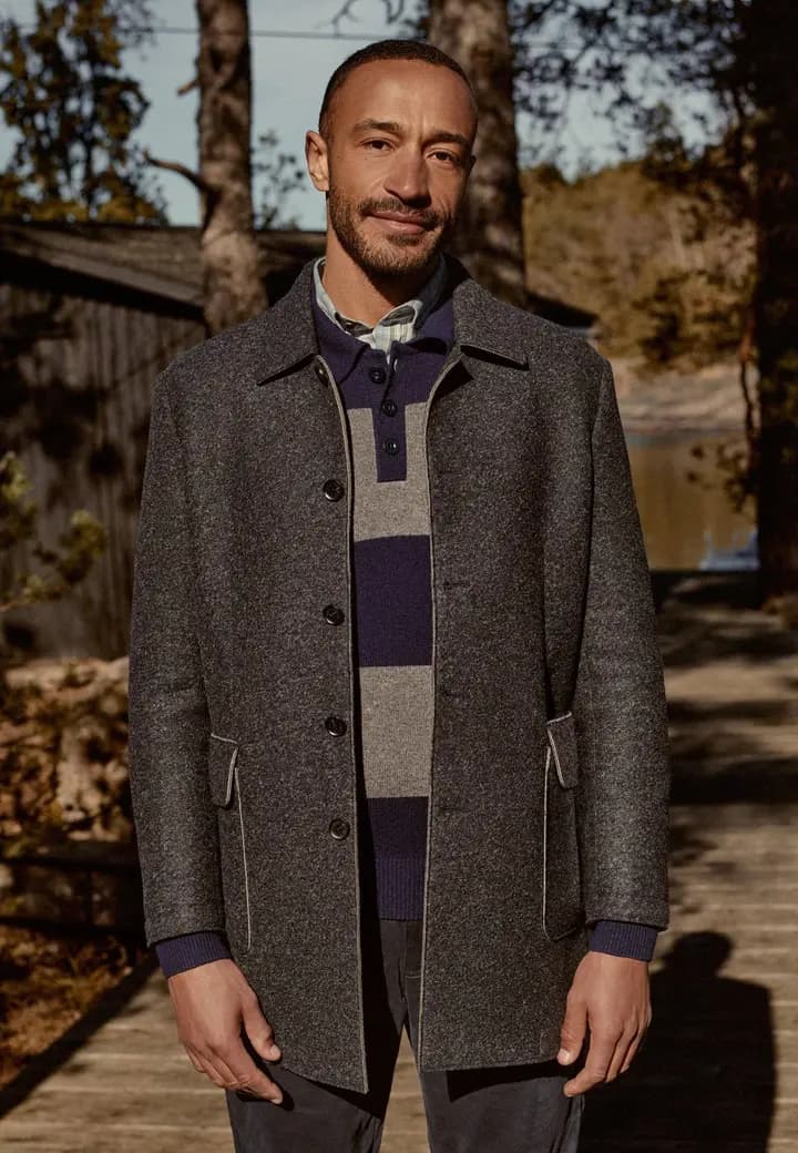 State of Art najaarslook met een donkere mantel en gelaagde knitwear